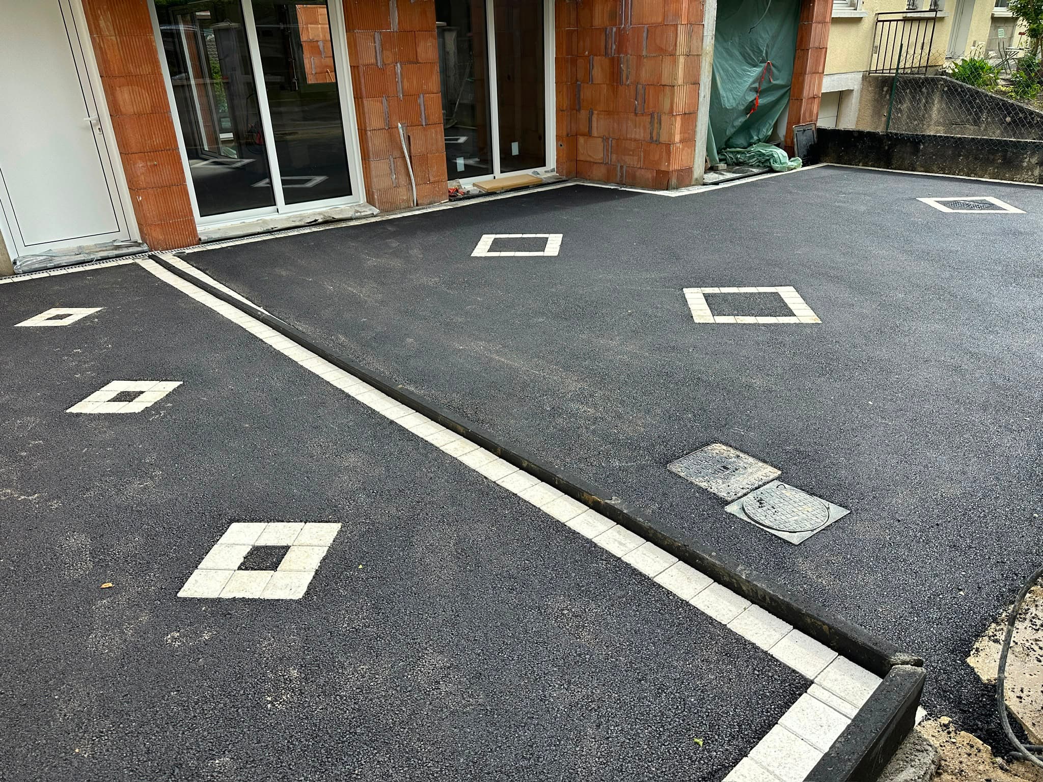 Détail et propreté d'un chantier d'enrobé réalisé